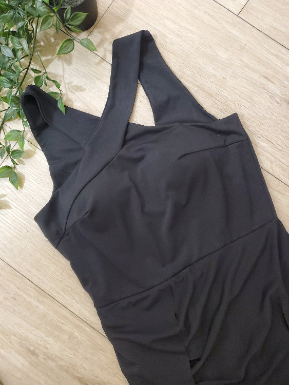 Robe de soirée asymétrique colorie noir. photo détail. 
