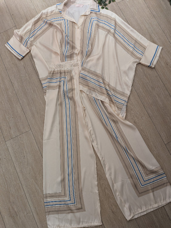 Ensemble chemise et pantalon en tissus foulard géométrique. 