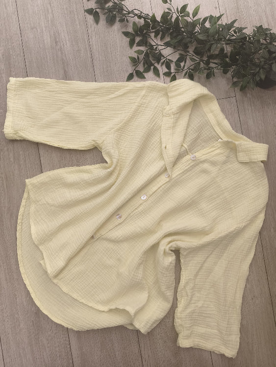 Chemise en gaz de coton . photo a plat colorie jaune