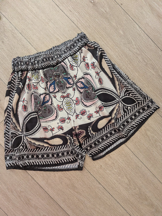 ensemble foulard composé d'un short et d'un top manche longue. photo du short colorie noir