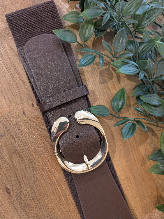 ceinture élastique boucle doré. Photo a plat colorie marron.