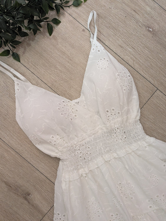 Robe courte patineuse en dentelle colorie blanc. photo détail
