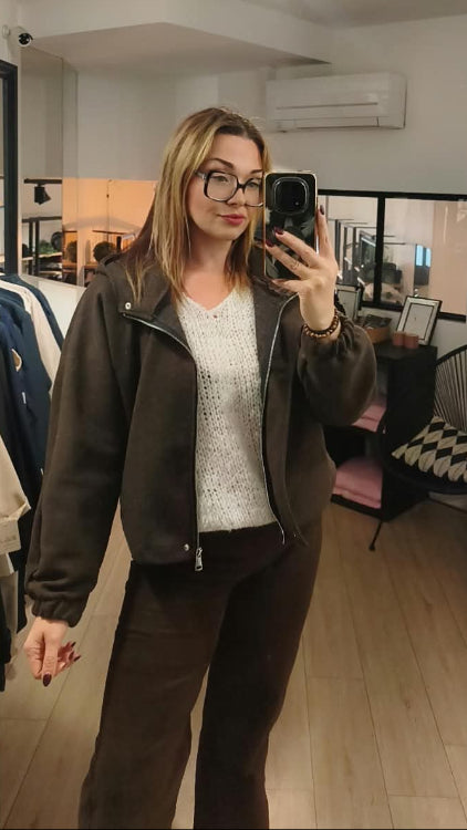 Blouson avec détails matelassé colorie Marron. photo porté. 