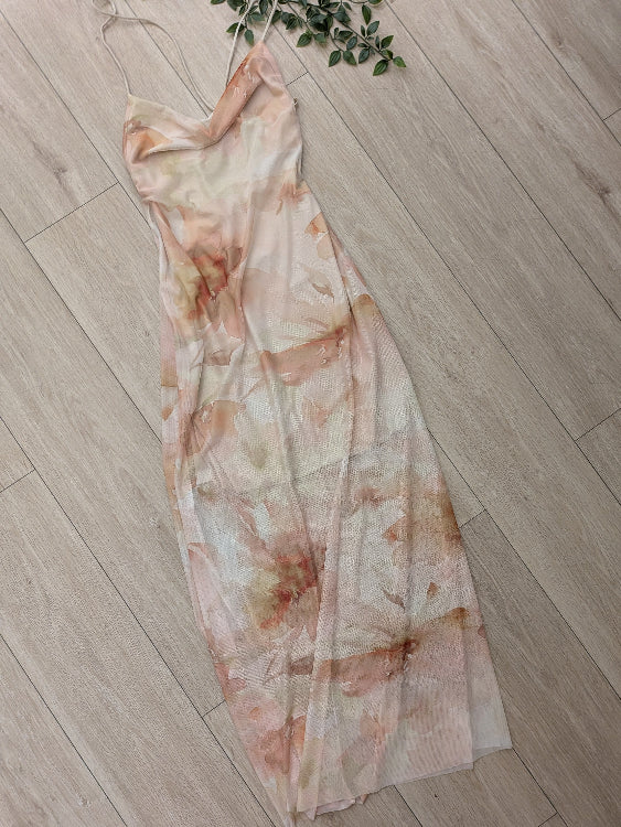 Robe voile imprimé fleur . photo a plat colorie beige. 