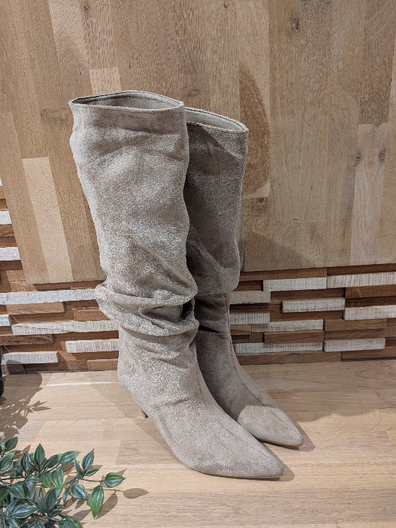 bottes froncées en nubuck a petit talon colorie beige