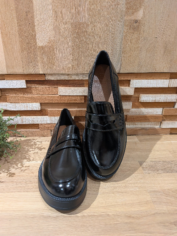 Mocassin effet cuir brillant noir. 