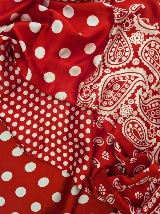 Foulard en satin rouge a motifs blanc pois et bandanas. 