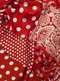 Foulard en satin rouge a motifs blanc pois et bandanas. 