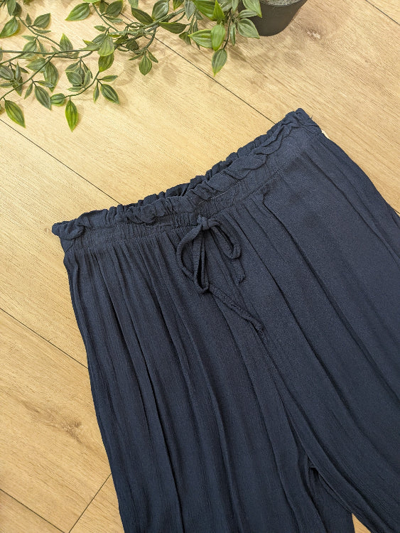 Pantalon fluide marine. photo a plat détail