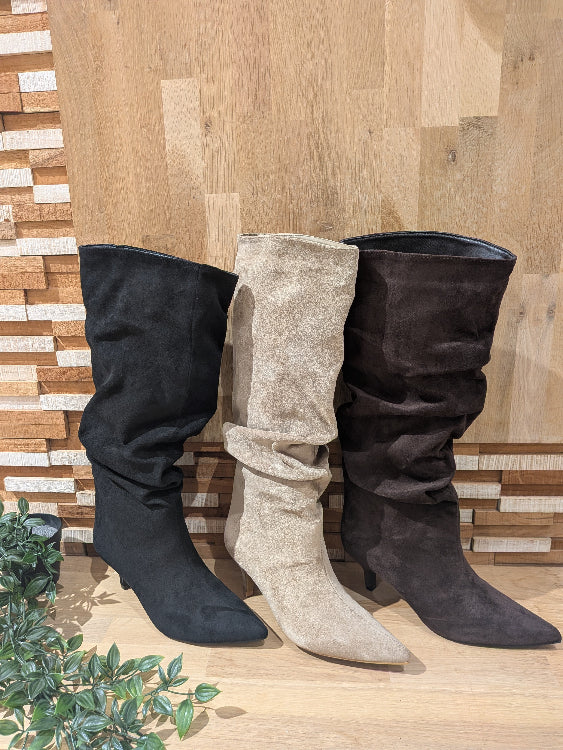 bottes froncées en nubuck a petit talon colorie noir, beige et marron. 