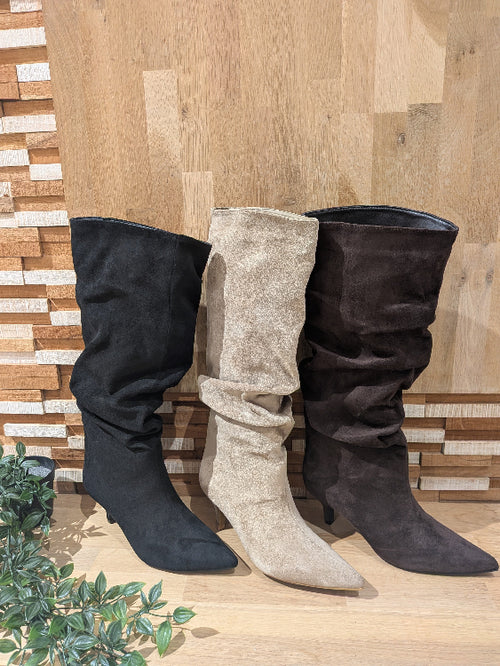 bottes froncées en nubuck a petit talon colorie noir, beige et marron. 