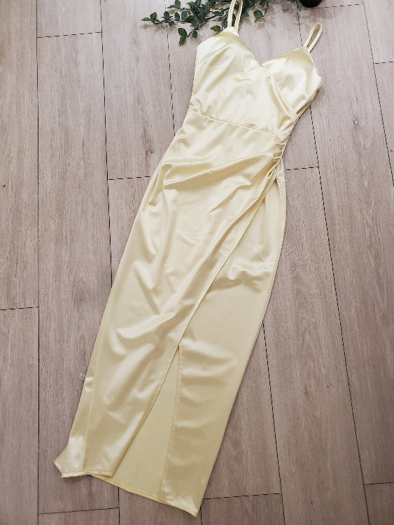 Robe moulante en satin croisé . colorie Jaune . Photo a plat. 