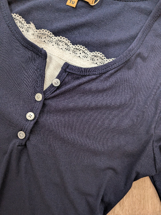 T-shirt manches longues avec détails en dentelles. photo détail colorie marine.