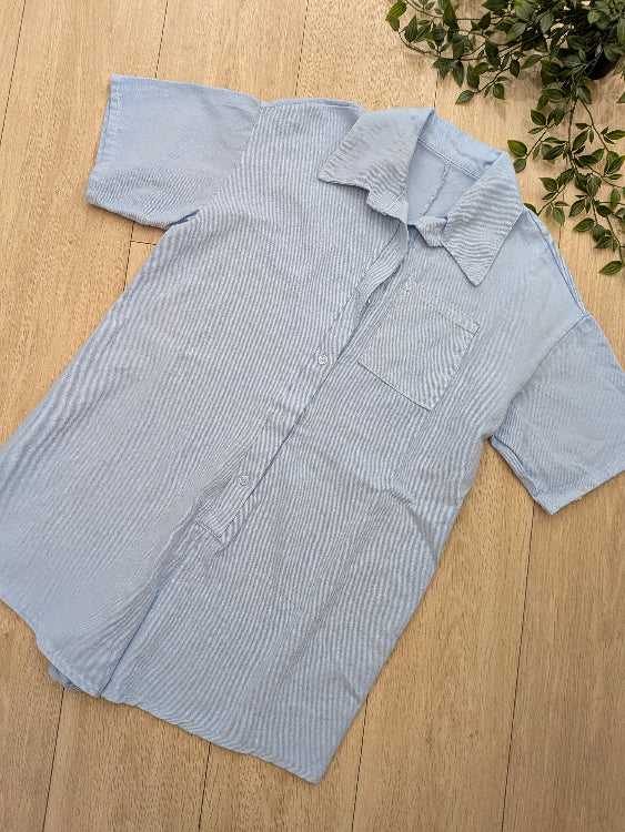 Combi-short en jean colorie bleu ciel photo a plat. 