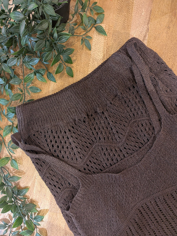 ensemble crochet débardeur + jupe. photo détail. colorie marron. 
