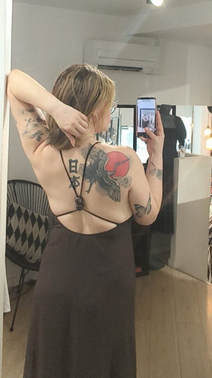 Robe longue dos nue avec perle en acétate. Photo porté dos. colorie marron