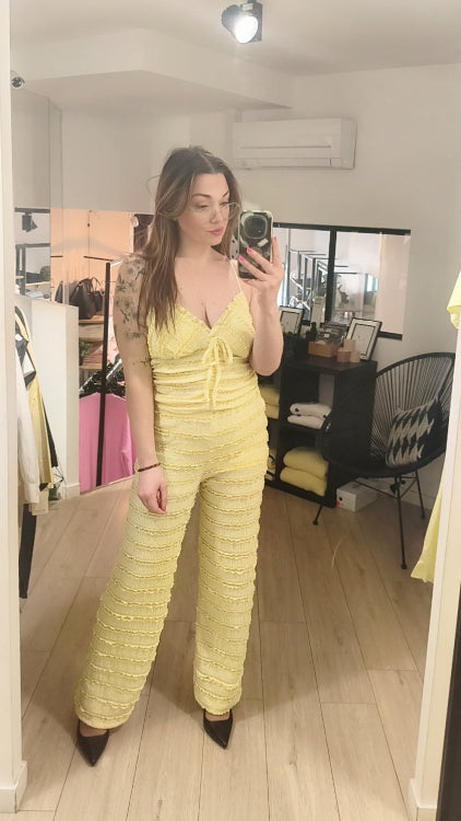 ensemble tissus effet froufrou. Photo porté colorie jaune.