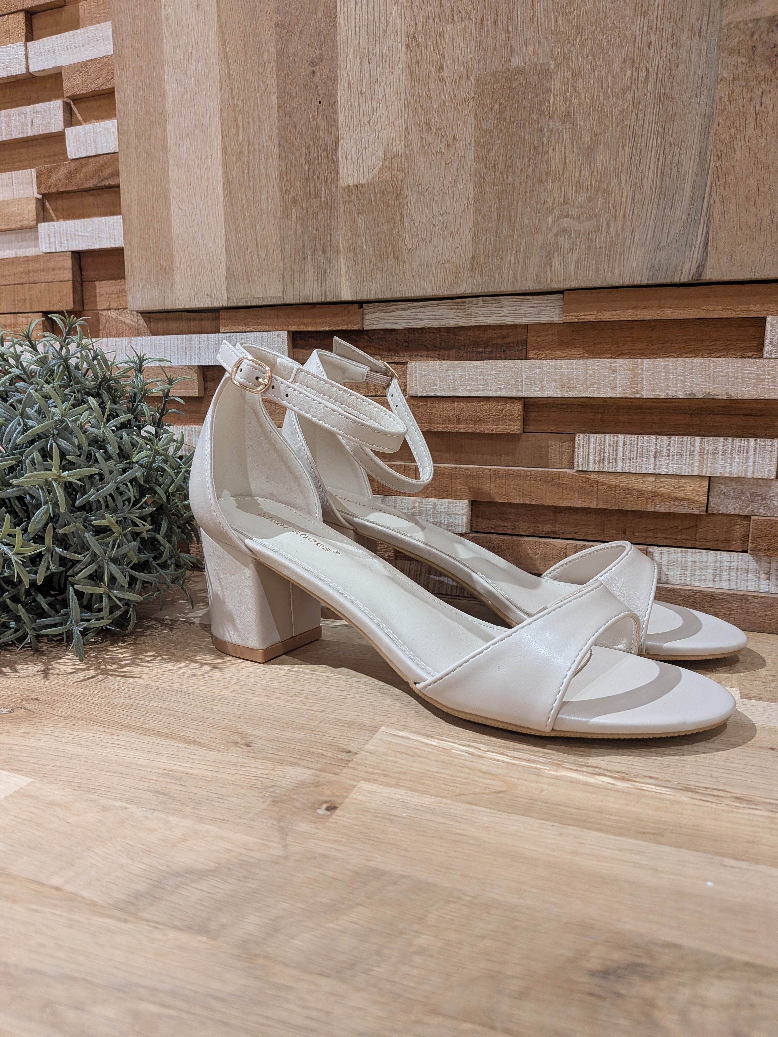 Sandales petits talons colorie beige