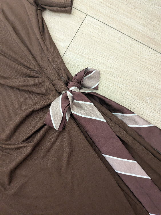 Robe T-shirt longue nœud foulard a la taille. Photo détail nœud . Colorie marron