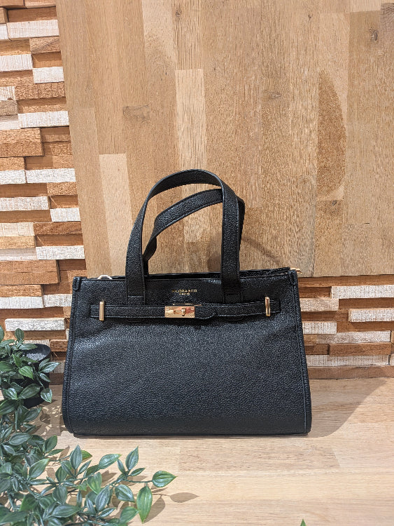 sac rectangulaire avec détail mousquetons rectangulaire. colorie noir. 
