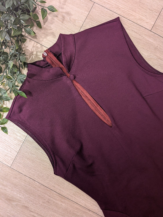Robe décolleté goute. photo a plat colorie bordeaux