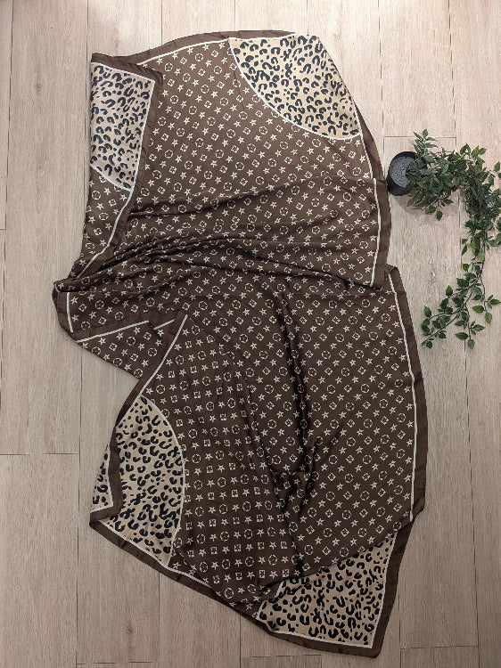 Grand foulard a motif étoile et léopard. colorie marron