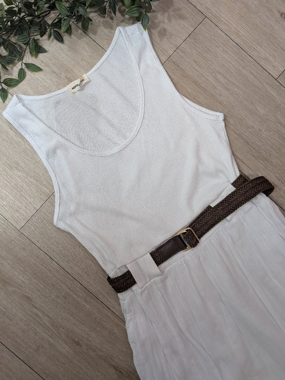 Robe longue bi-matiere blanche agrémenté d'une ceinture tressé marron. Photo a plat détail. 