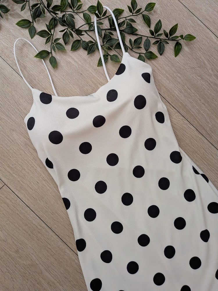 Robe longue débardeur en tissus blanc a pois noir. Photo détail. 