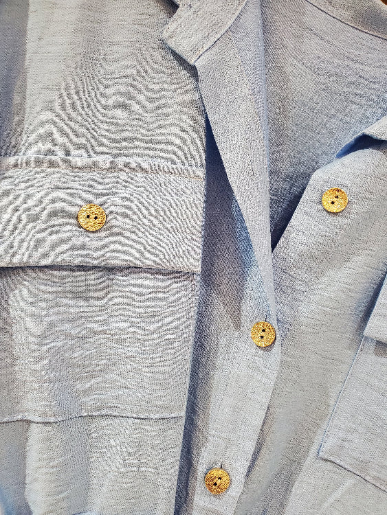 Robe chemise saharienne. colorie bleu ciel. photo détail.
