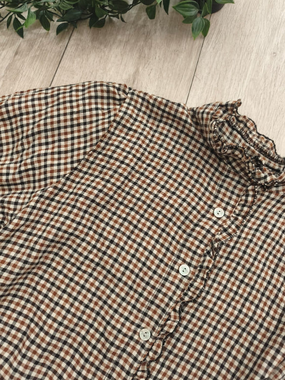 Chemise a carreaux avec détails volantés.