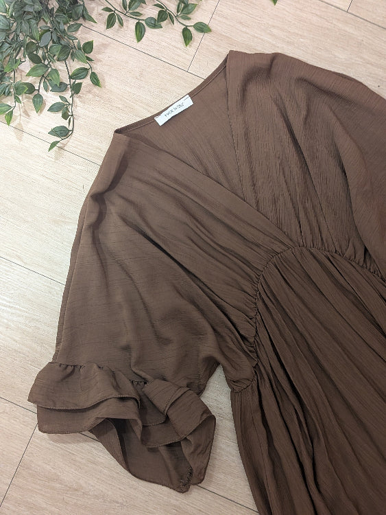 robe longue manche 3/4 volanté. colorie marron. photo a plat. 