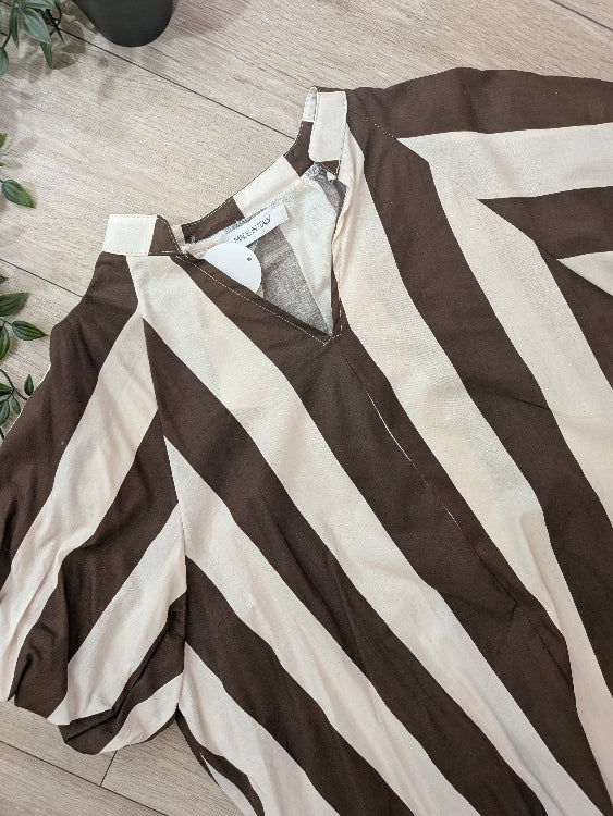 Robe courte forme trapèze en coton rayé. photo détail colorie marron  