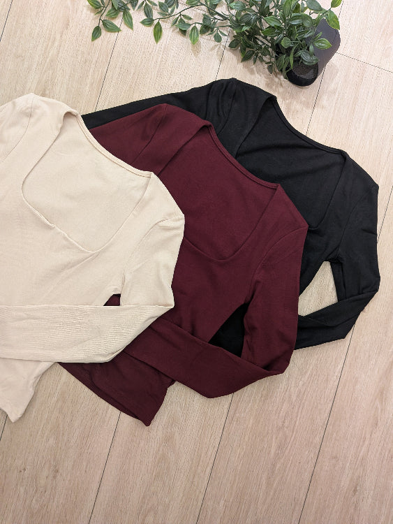 T-shirt manches longue a col carré. photo a plat colorie beige, Bordeau et noir.