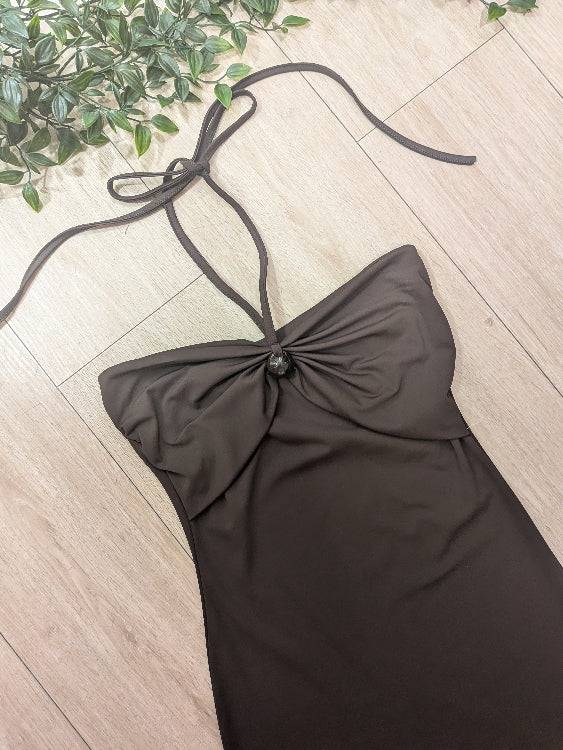 Robe bustier colorie marron . photo détail poitrine. 