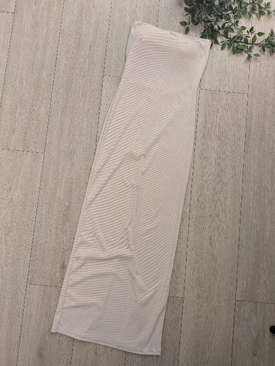 robe longue bustier . colorie beige photo a plat.
