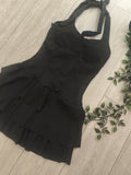 Robe corseté bas volant. colorie noir. photo a plat.