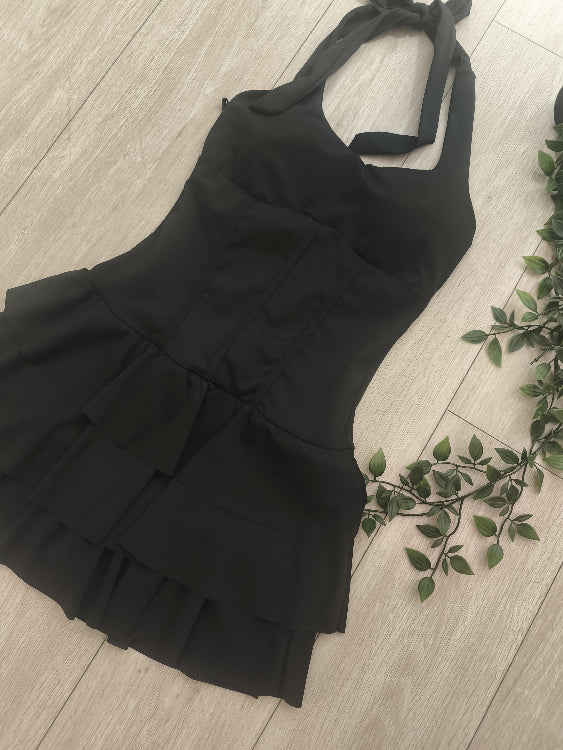 Robe corseté bas volant. colorie noir. photo a plat.
