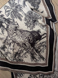 Ensemble foulard imprimé. photo détail colorie noir