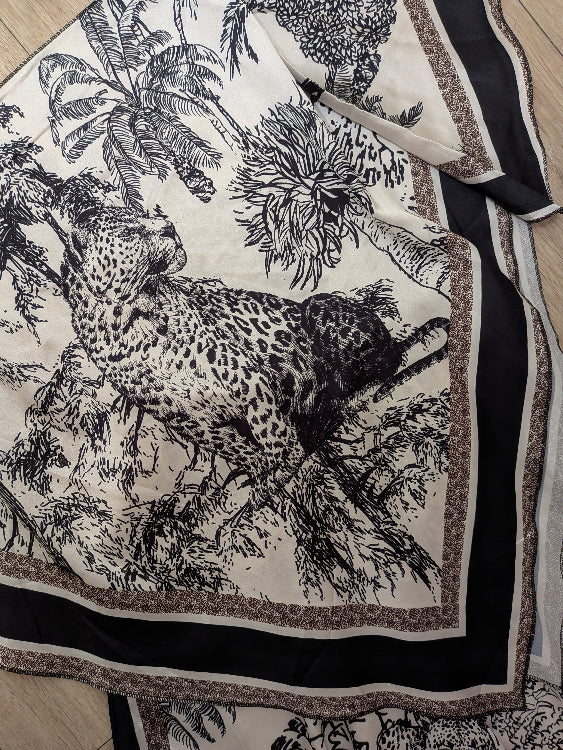 Ensemble foulard imprimé. photo détail colorie noir