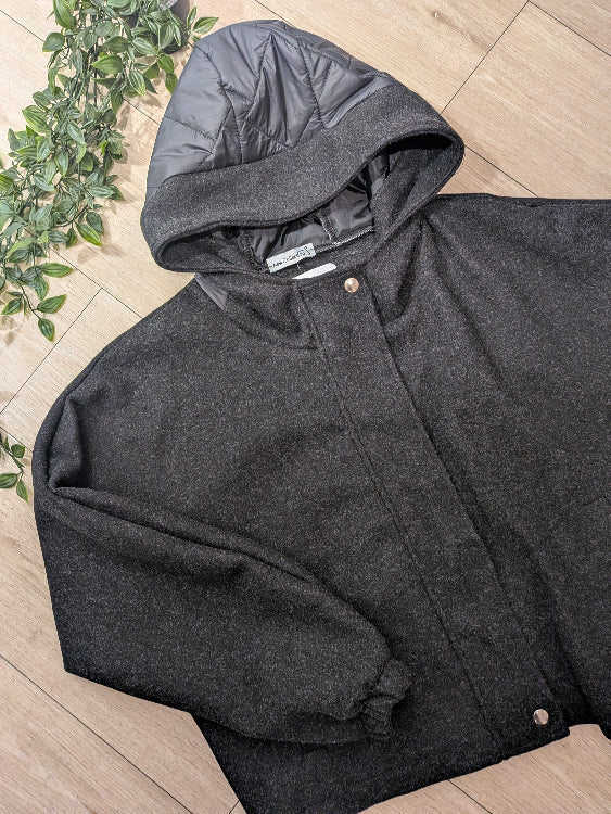 Blouson avec détails matelassé colorie noir. photo plat noir. 
