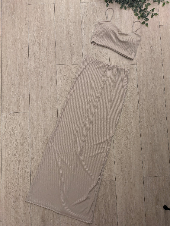 ensemble composé d'un débardeur court et d'une jupe longue moulante. photo a plat colorie beige.