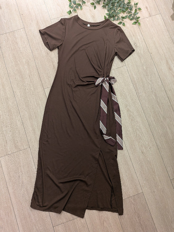 Robe T-shirt longue nœud foulard a la taille. Photo a plat . Colorie marron
