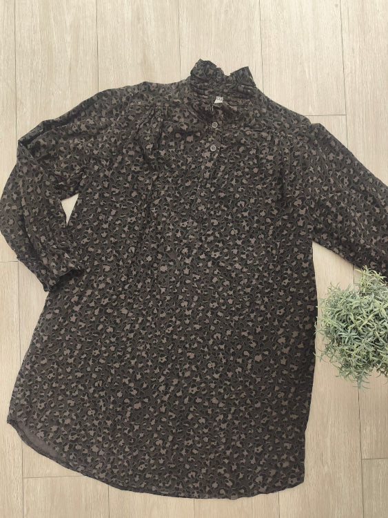 Robe velours imprimé léopard. colorie marron photo a plat