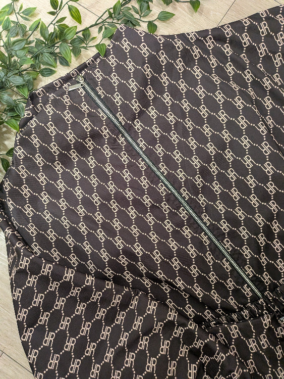Ensemble composé d'un blouson et d'un pantalon large en tissus monogrammé marron.