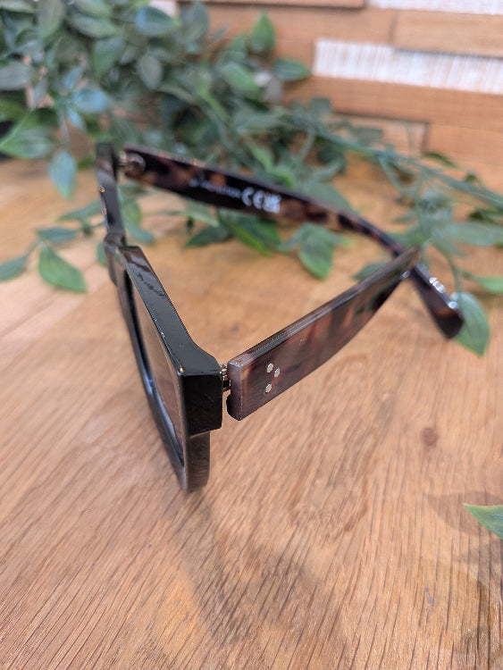 Lunettes de soleil carré en acétate. Colorie noir. 