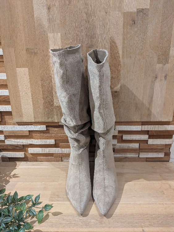 bottes froncées en nubuck a petit talon colorie beige