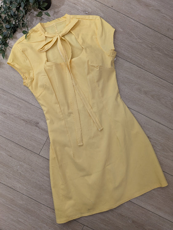 Robe courte décolleté carré noué. colorie jaune.
