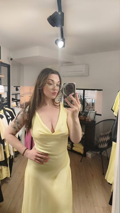Robe longue en satin drapé dos nue. Colorie jaune. photo porté. 