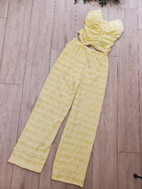 ensemble tissus effet froufrou. Photo a plat. colorie jaune.