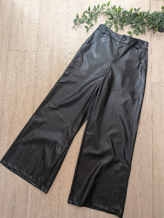 pantalon droit en simili cuir noir. photo a plat.